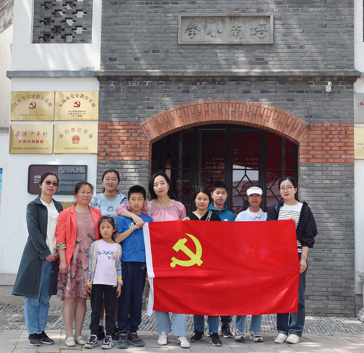 君临国际党支部举办女书文化亲子体验活动