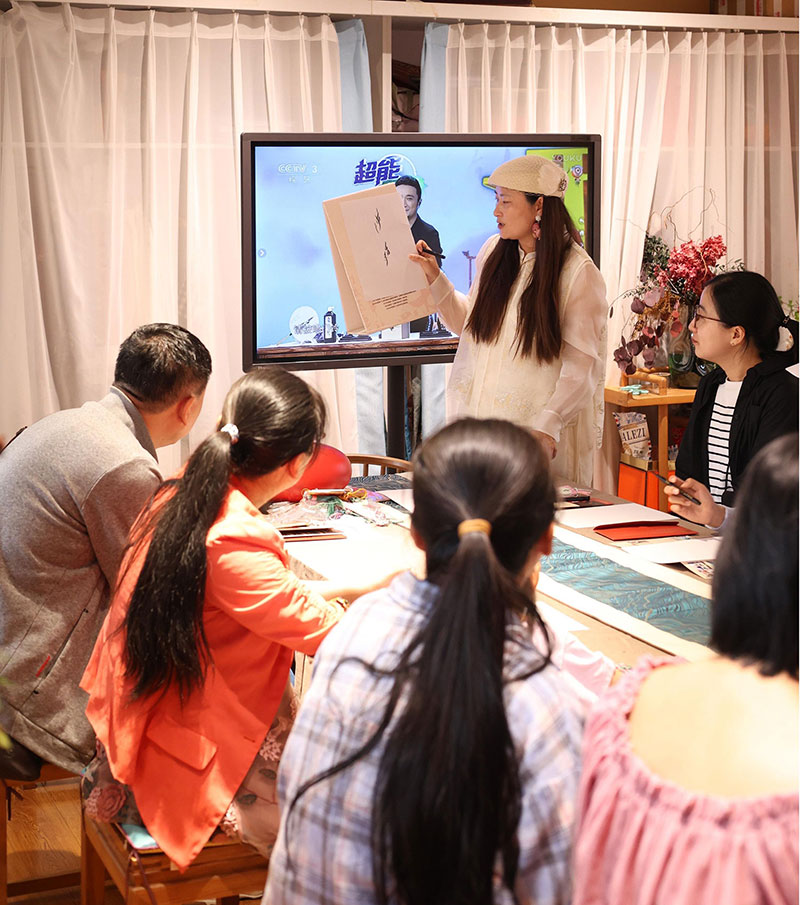 君临国际党支部举办女书文化亲子体验活动